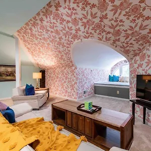 Two Bedroom In Historic Nulu Apartment